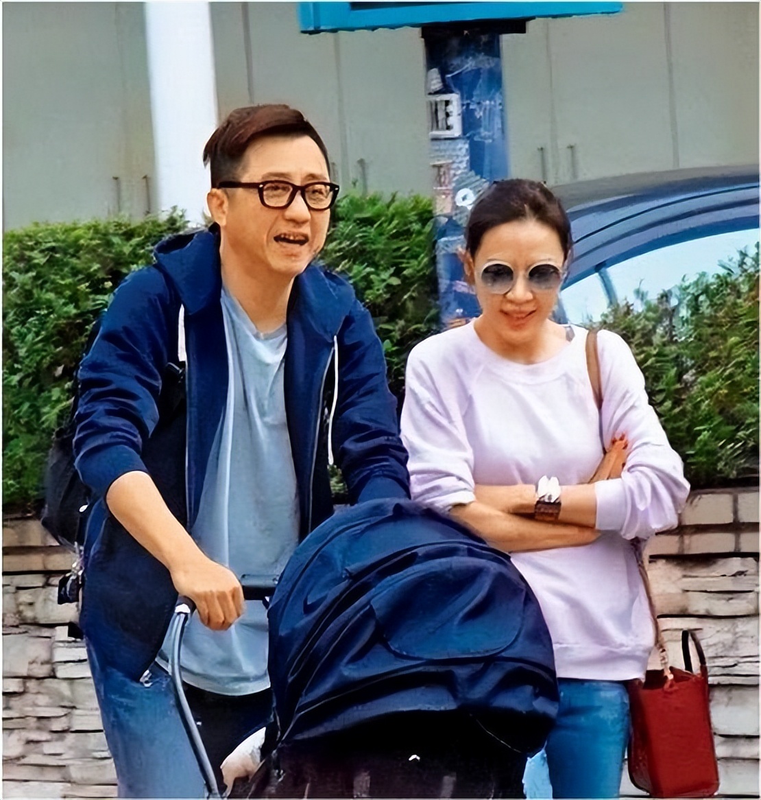 61岁庾澄庆安享晚年，3个子女齐聚一堂，47岁妻子忙前忙后
