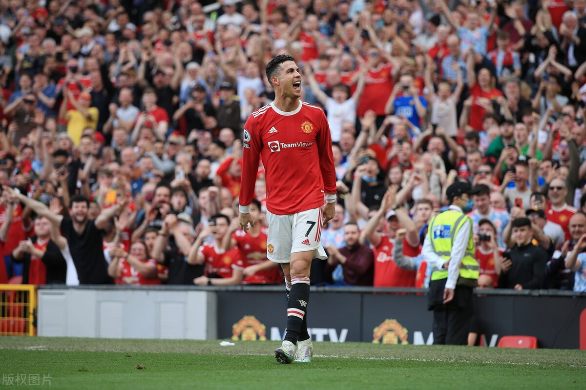 任意球倒钩上演帽子戏法拯救(英超-c罗生涯第60次戴帽 曼联3-2诺维奇