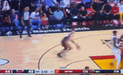 nba開場為什么有手勢招呼</h2>

<p>　　105:109輸給籃網(wǎng)、112:109輸給熱火，猛龍在面對東部兩支強(qiáng)隊時吃到了兩連敗。</p>

<p>　　有一說一，猛龍這場球能夠追近比分已經(jīng)相當(dāng)不容易了。背靠背的他們上半場結(jié)束已經(jīng)落后了19分，正是靠著不屈的意志才在第三節(jié)追了一些回來，讓熱三崩差點(diǎn)成為現(xiàn)實(shí)。</p>

<p>　　比賽中有意思的兩個畫面如下：</p>

<p>　　<img alt=