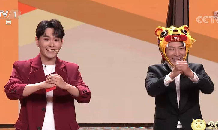 5G冲浪！撒贝宁春晚舞台上直接回应嘴瓢：祝大家虎虎生威 不会嘴瓢