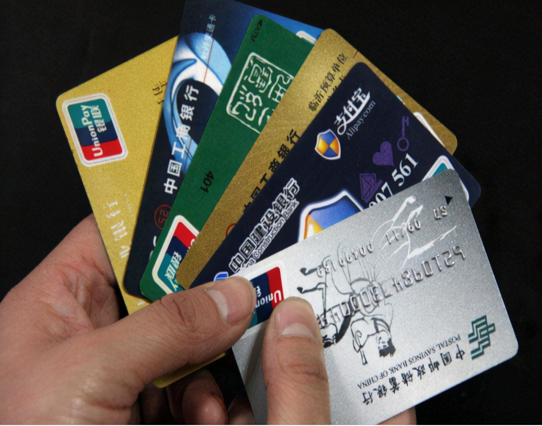 每个月都用信用卡透支，但每个月都准时还款，银行会冻结信用卡吗