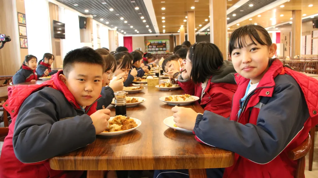 10000+饺子滚滚而来——闻励师生包饺子，话饺子，团团围坐吃饺子