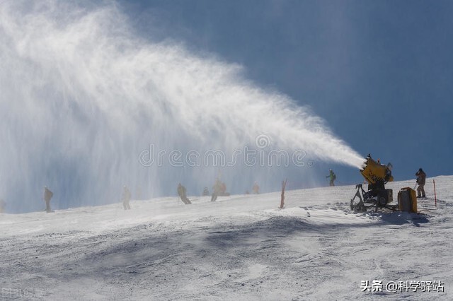 滑雪场都是人造雪吗(人造雪是“假雪”吗？冬奥会为什么一定要用人造雪？原因不简单)