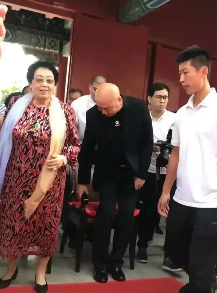 陈丽华和余秀华——趟过男人河的女人