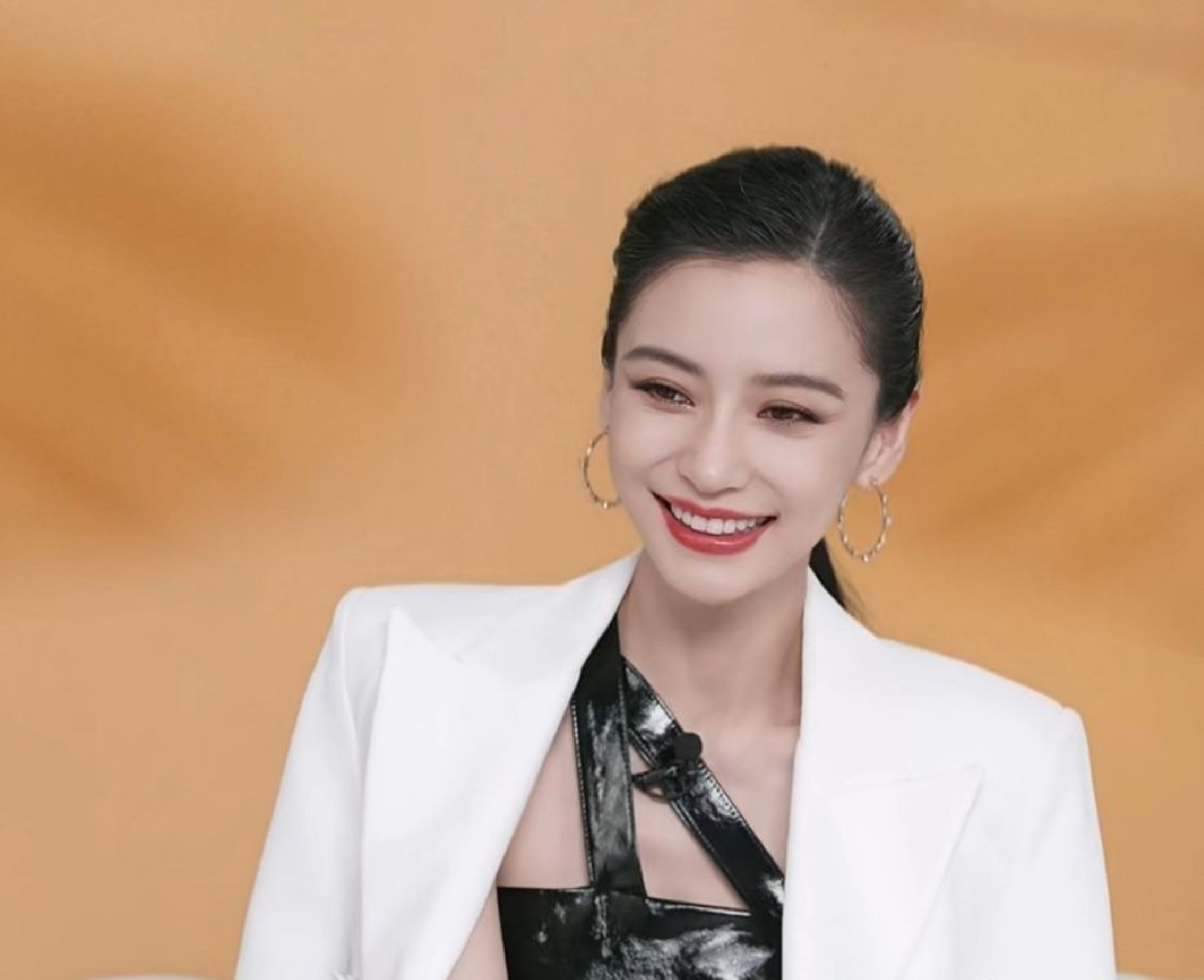 杨颖穿白西装化身美艳女总裁!潇洒利落微笑倾城又a又飒