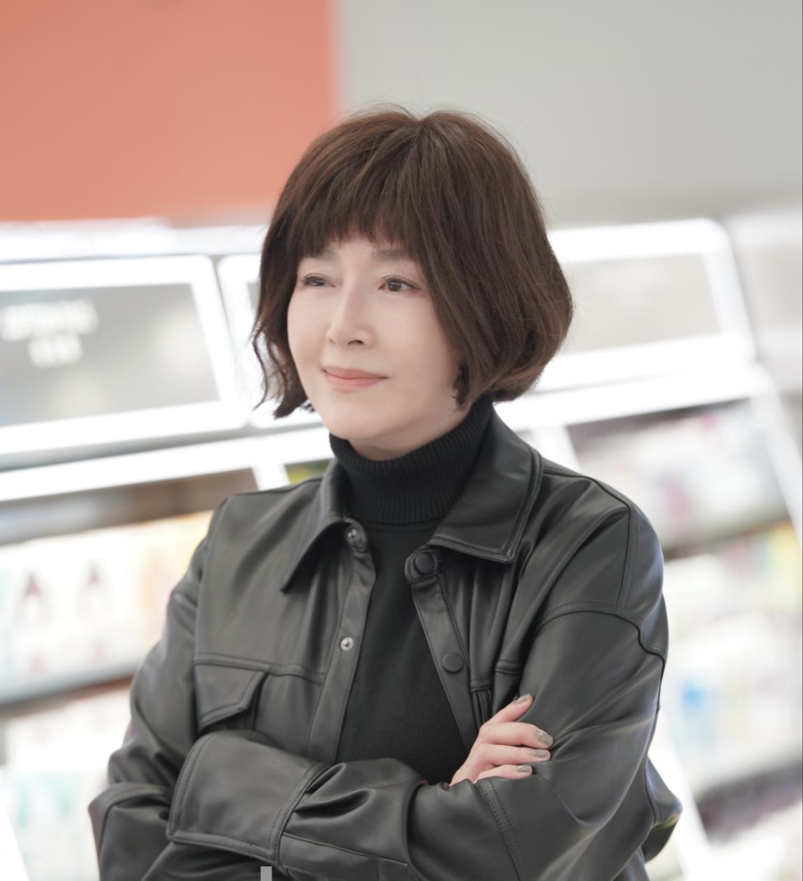 恬妞：有两段刻骨铭心的爱，今64岁仍然单身，35岁女儿成她烦恼