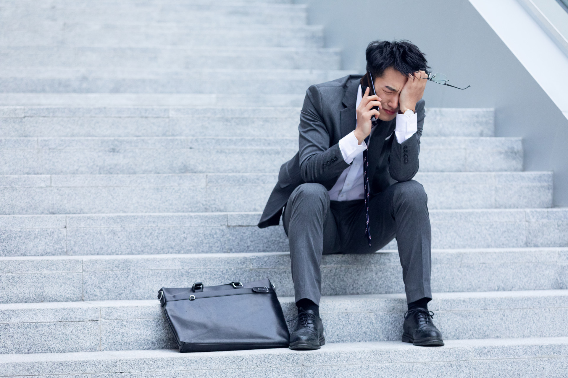 "昨天,我接到了亲戚家孩子小高打来的电话,一个劲儿地向我抱怨工作上