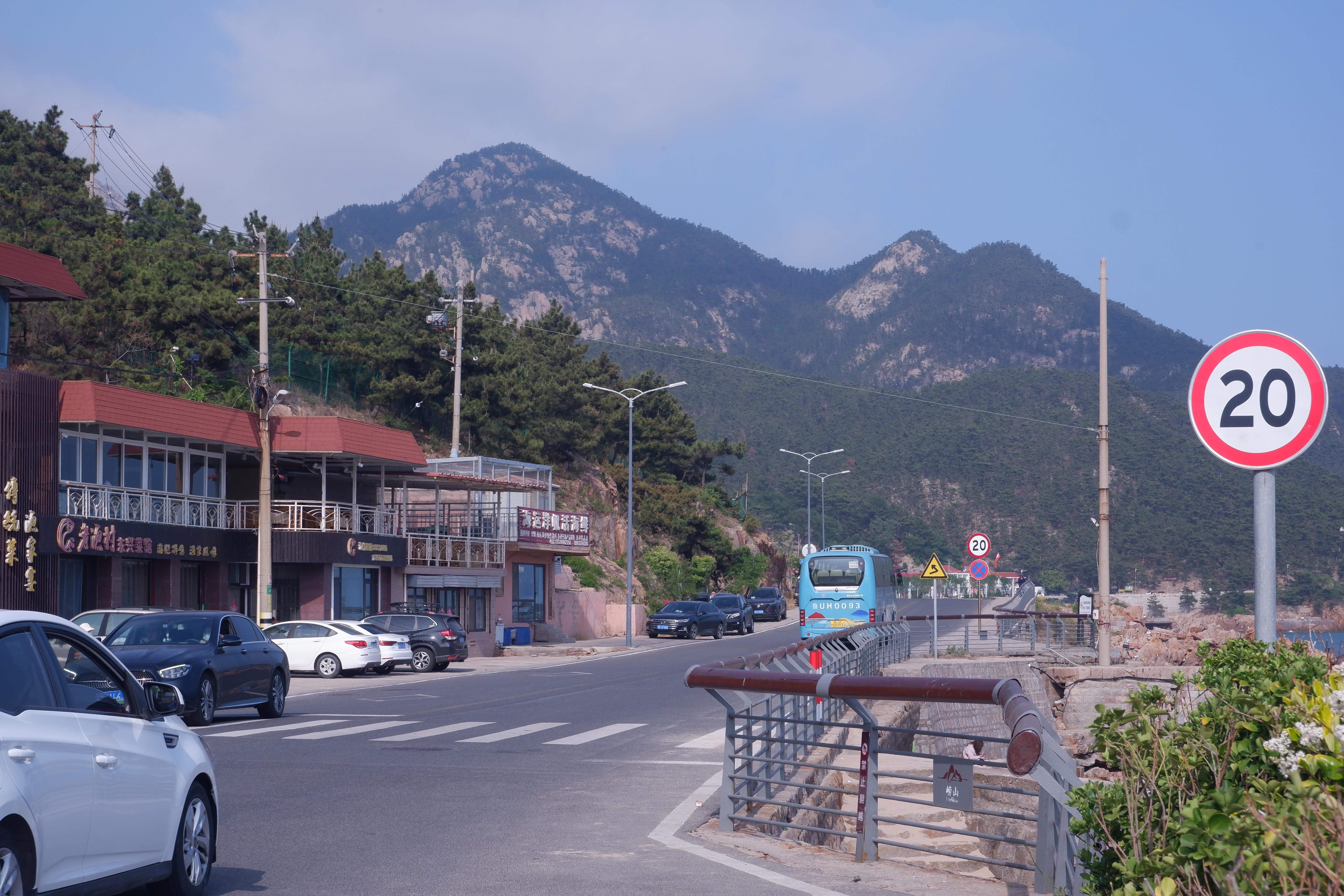 欧洲城堡别墅(青岛的农村美过欧洲小镇，家家户户别墅小院，沿海城堡，太幸福)