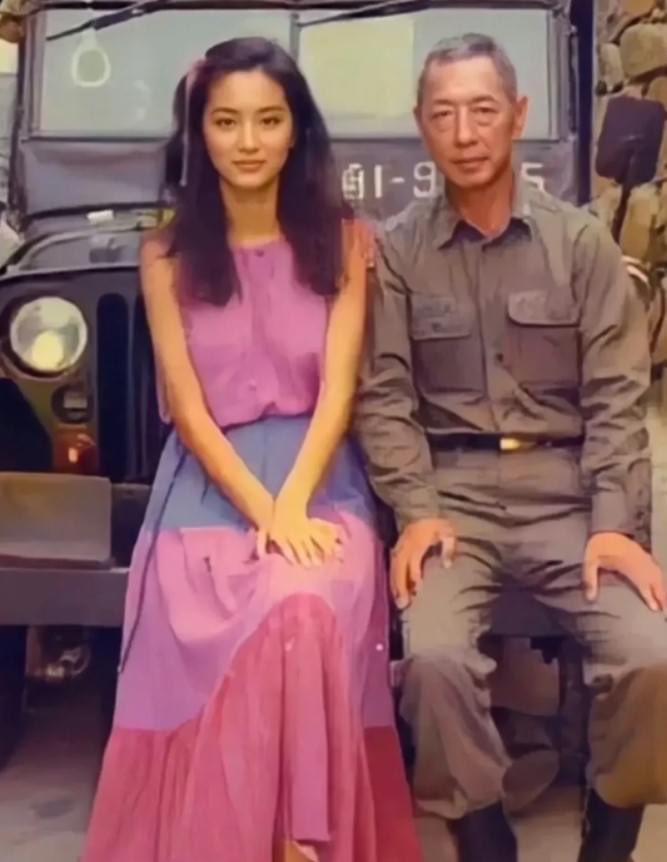 老照片-林青霞父女合影