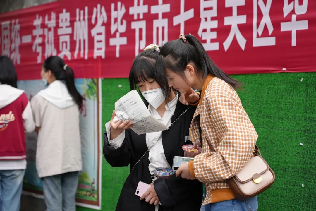 考場外的考生和老師▲馬上進考場了,再聽媽媽一句囑託▲畢節一中