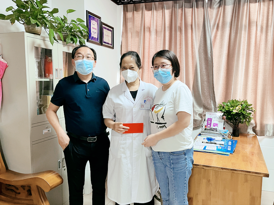 犍为县中医医院：“七一”慰问党员，传递关心关爱