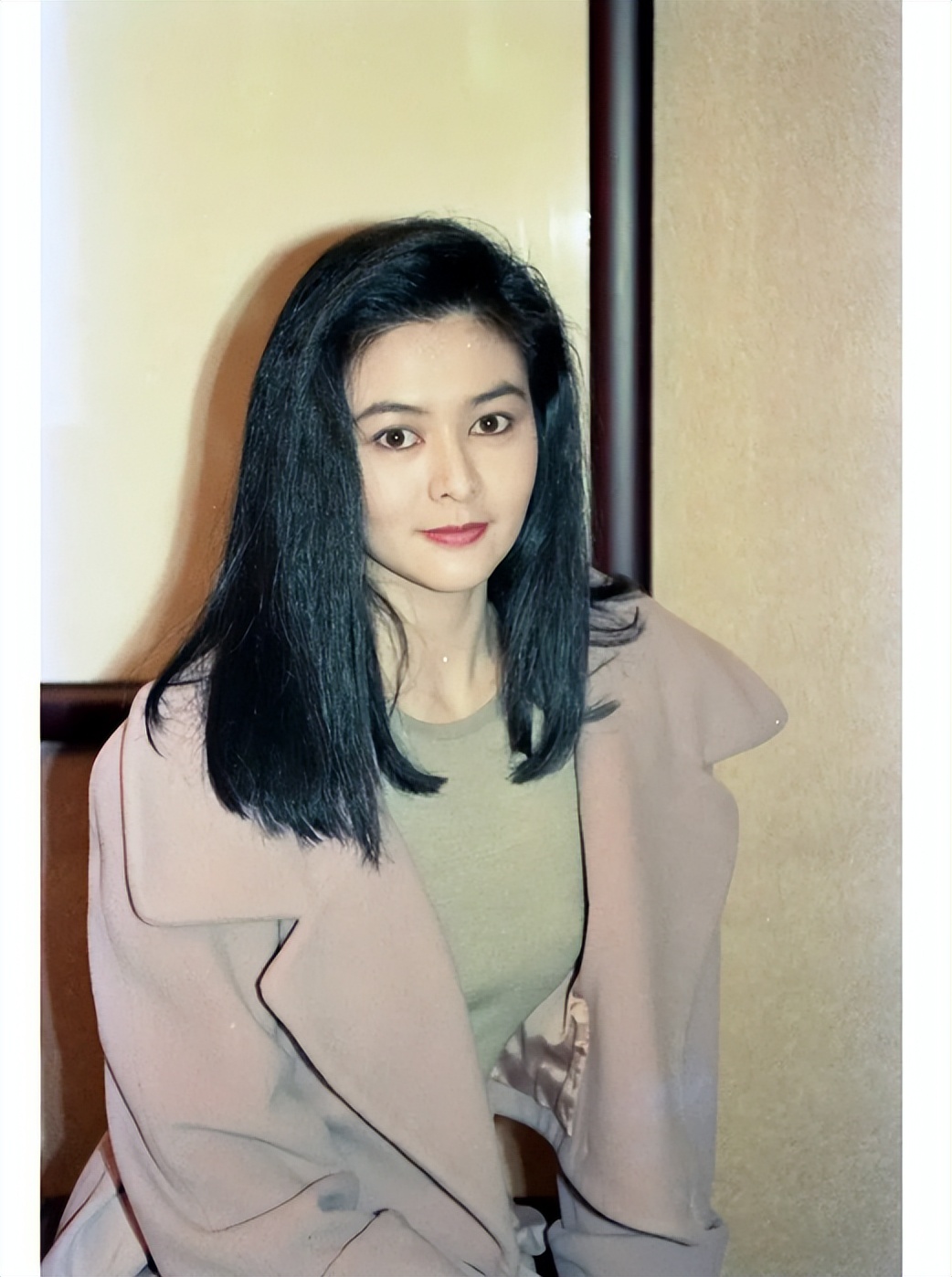 **的**过着自己的生活远离观众的视野,60岁的关之琳依然在平台上大方