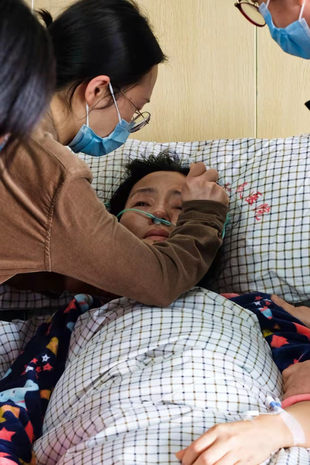 社区工作者电梯里连摔3次，手里攥着的笔记本里有什么？