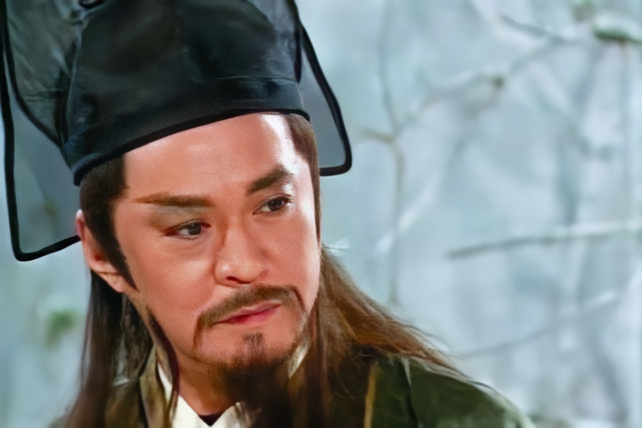 长大后才懂,明明是师徒,为何岳不群会那么恨令狐冲