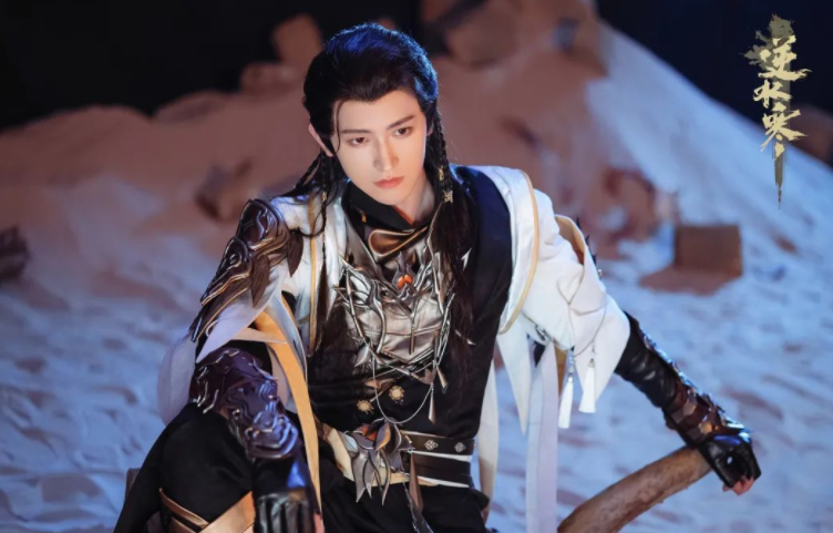 天花板级COS？黑皮、白发、翻白眼，却让百万网友魂牵梦绕-哪边嗨