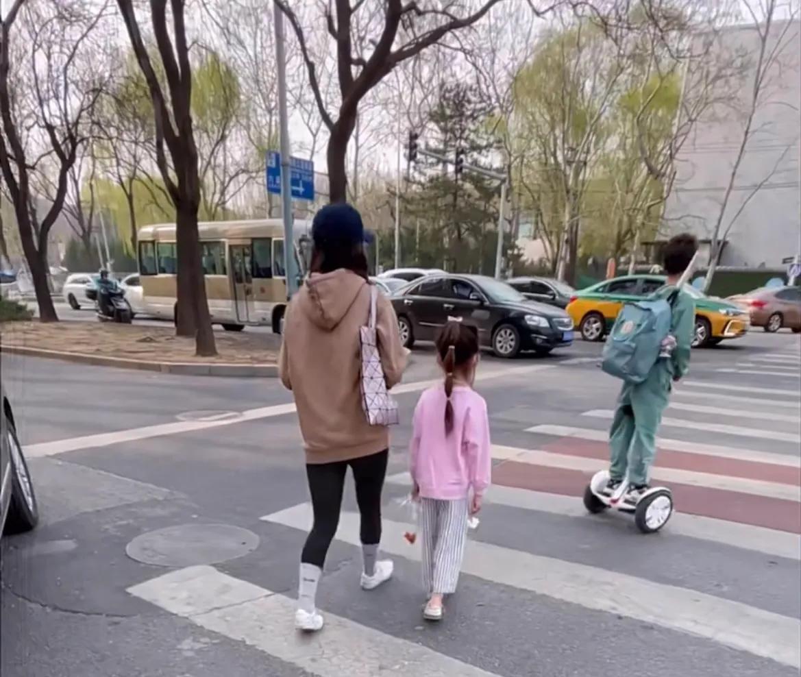 偶遇8岁嗯哼和“妹妹”街头等绿灯，背网球拍骑平衡车少年感满满