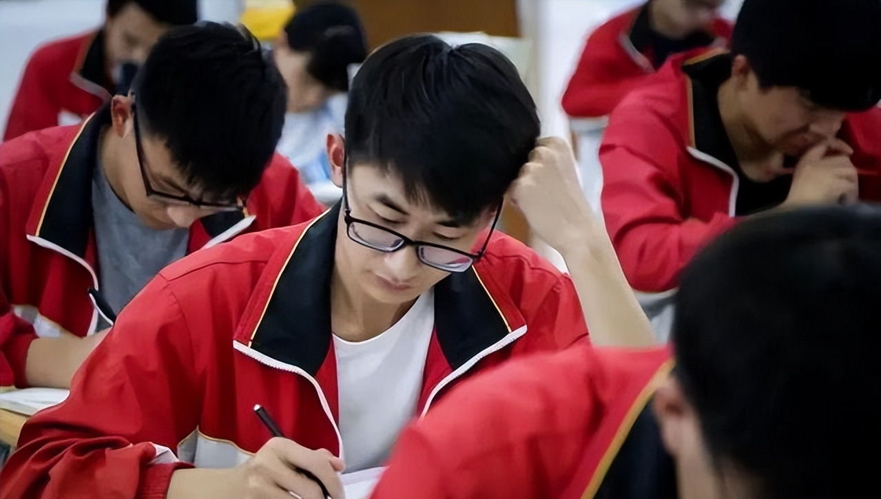 教育厅传来一个坏消息，2022高考迎来新规定，家长：没法上学了