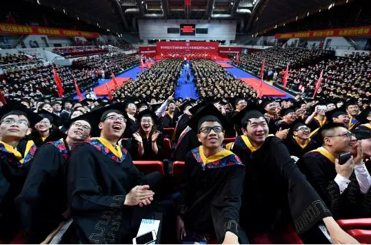 华中大上热门，招生小哥哥高颜值吸睛，网友喊话：快给隔壁还回去