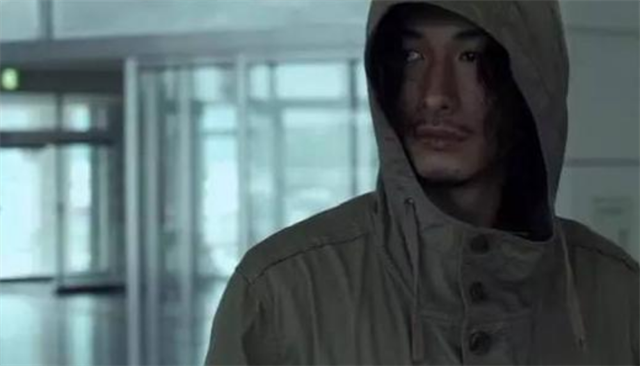 日本男子迫害老师，为躲避警察亲自整容，被捕后出书赚千万版税