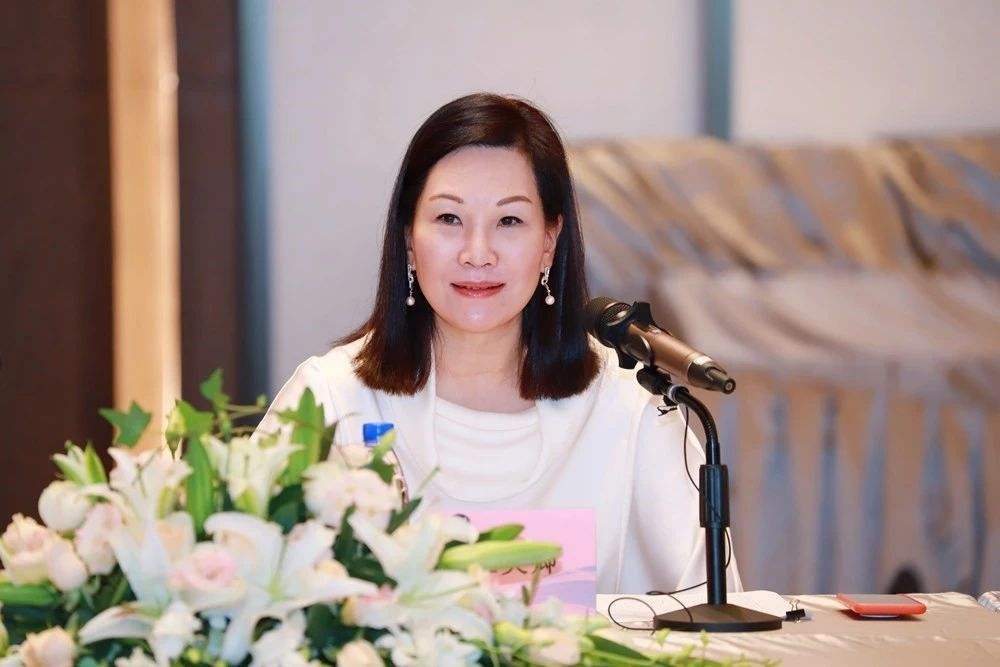 儿子结婚时，她花11亿买两套房当礼物，如今再花12亿买两套送女儿