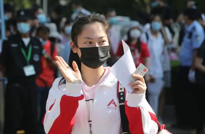 上海发布“新消息”，中高考全部延期，网友却对此提出两个疑问