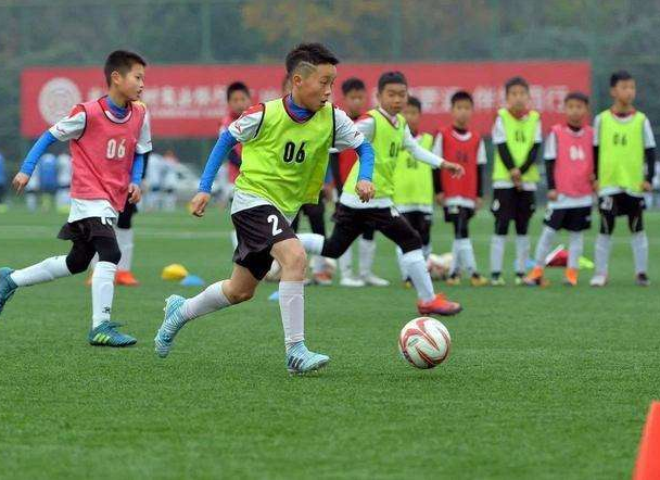 为什么中国人不喜欢踢足球(中国男足为何成为“扶不起的阿斗”？背后的秘密是时候公开了)