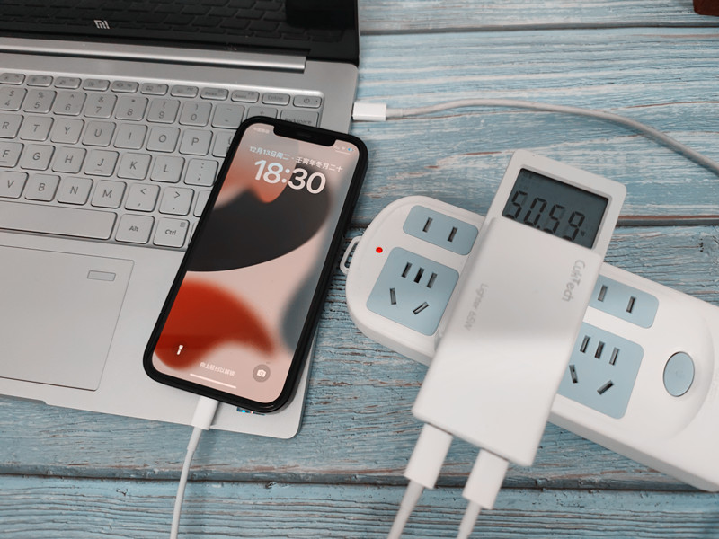 向笨重的充电器说ByeBye！出门带一个就够