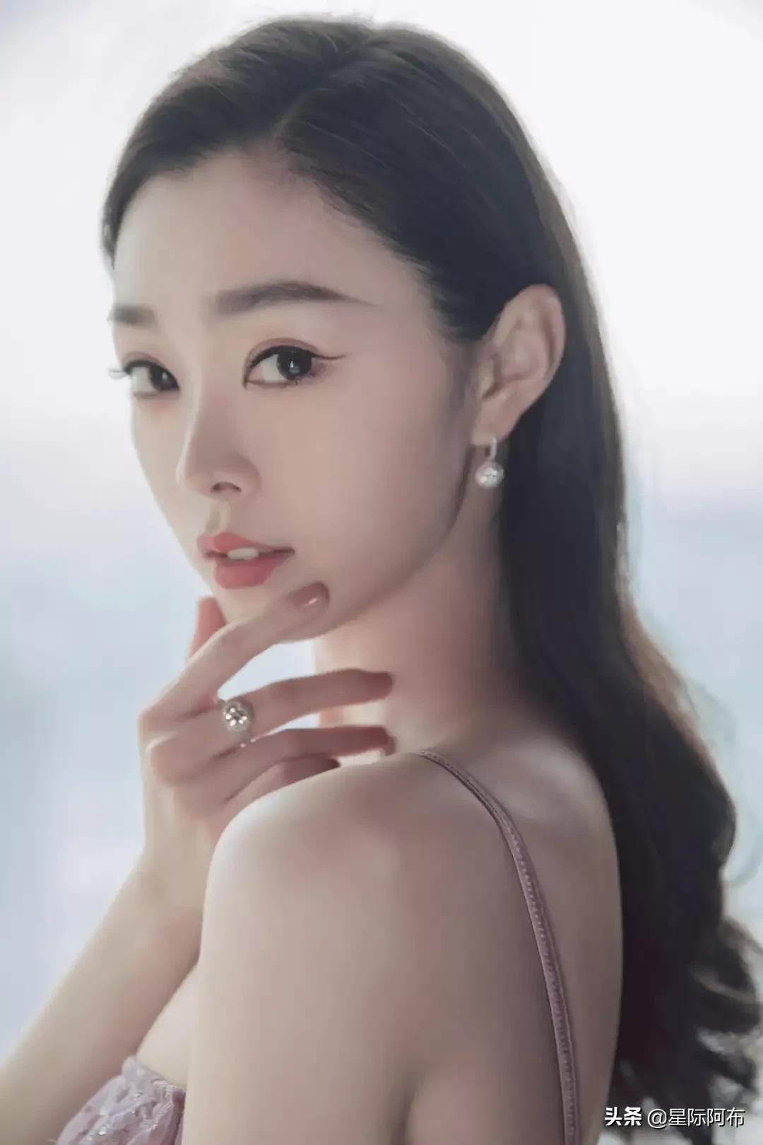 宋轶最迷人的当数她的眼睛。一双水汪汪的大眼睛，脉脉含情