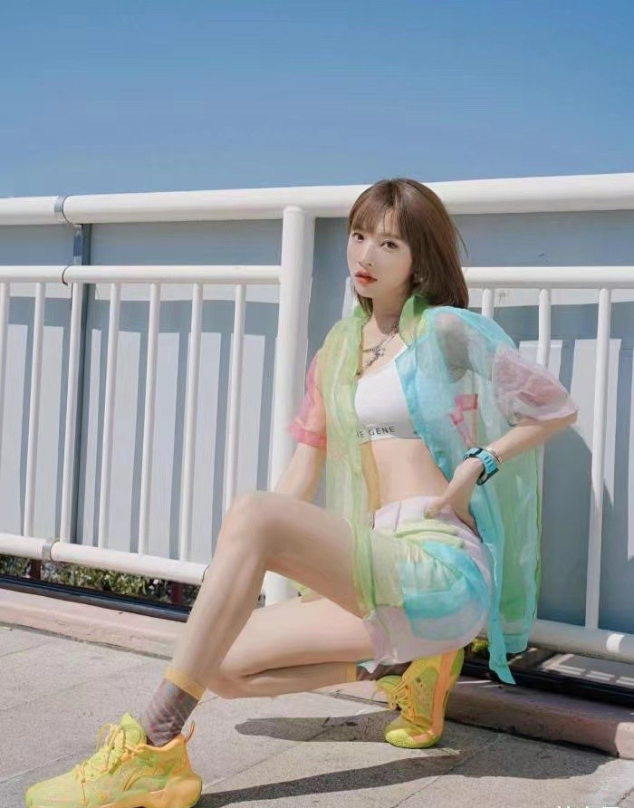 街拍爱运动的小姐姐，青春活力十足