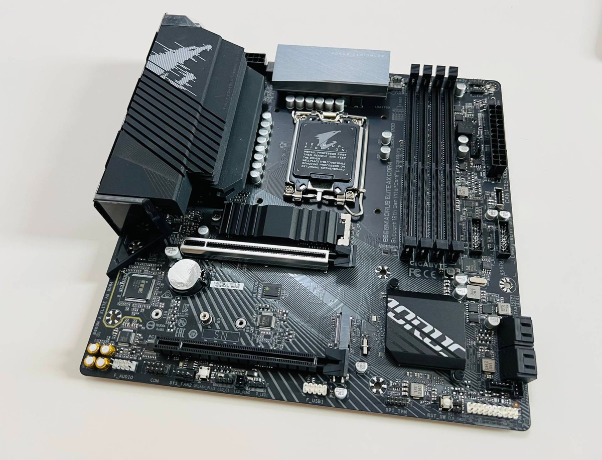 技嘉小雕B660M电竞主板开箱，供电出众散热强