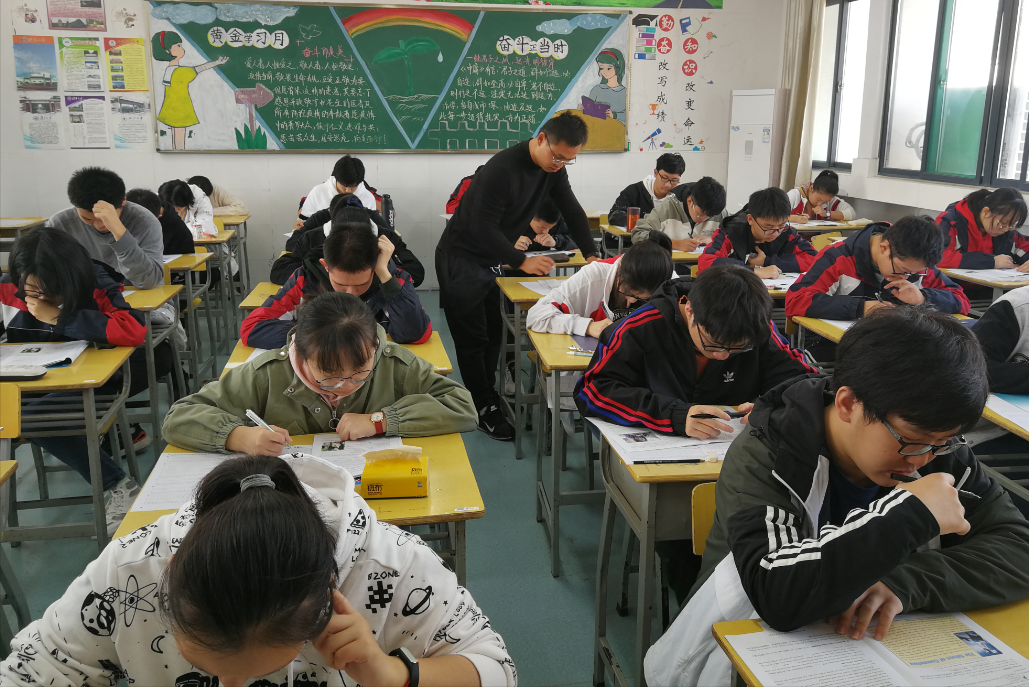 高三学生教辅资料有70%空白，是浪费吗？高考成绩690分能说明问题