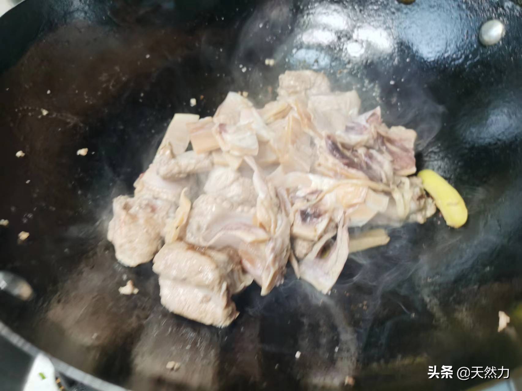 墨鱼排骨汤（广东人喜欢喝的墨鱼排骨汤做法）