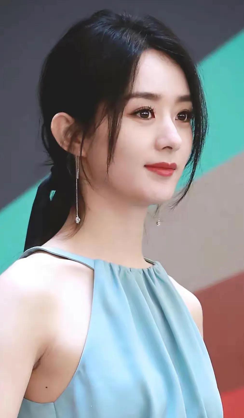 女星赵丽颖—巧笑嫣然，淡妆点缀，瓷肌红唇，漂亮的不像话