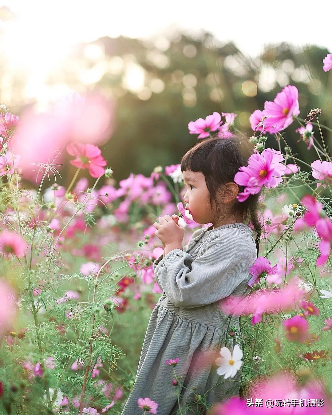 有个会拍照的妈妈，孩子与花的合照每张都超！好！看