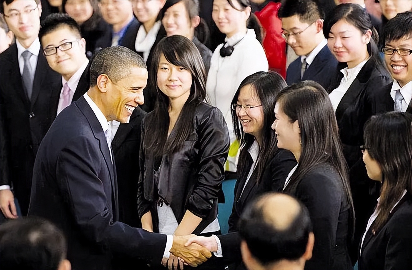 2009年，奥巴马访华怕监听不用手机摸黑吃饭洗澡，早想对中国强硬