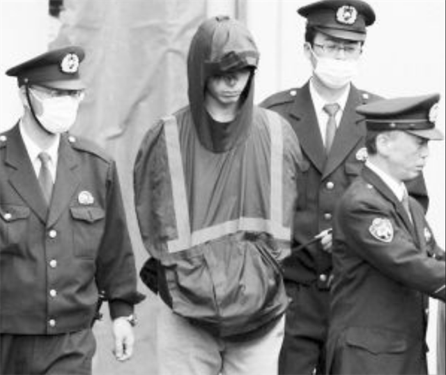 日本男子迫害老师，为躲避警察亲自整容，被捕后出书赚千万版税