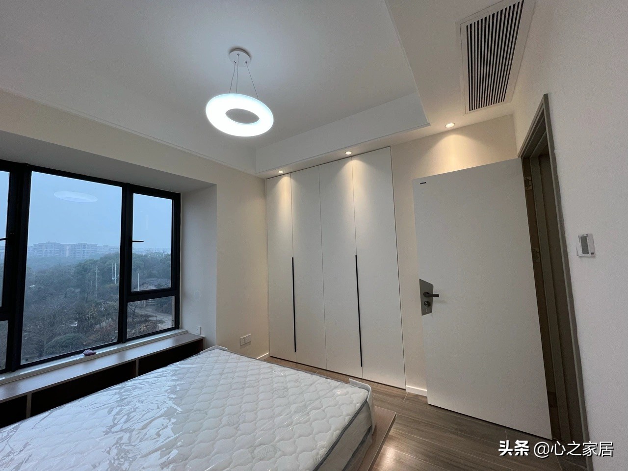 140㎡的大四居家装逐渐成型，简约大气的效果，当初的选择没有错