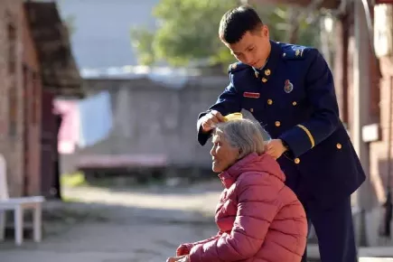 帅小伙和相差61岁的老太太拍婚纱照:这是好人得到的最美回报