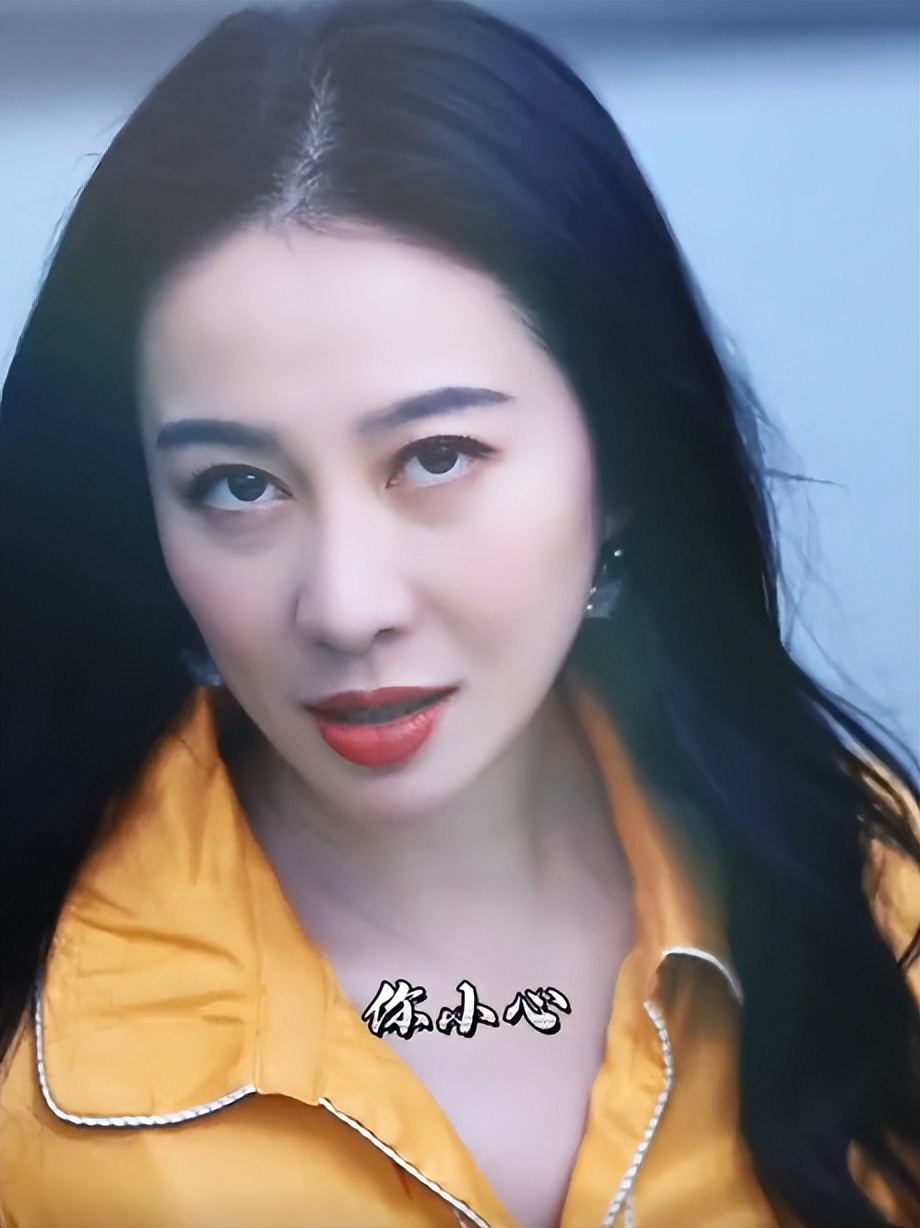 42岁叶璇近照曝光，模样大变嘴歪锥子脸，还撞脸多位女星