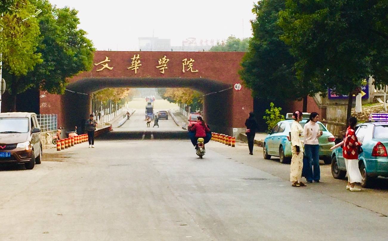 432分跨考上岸深圳大学，二本学院美女师姐火了，颜值更令人心动