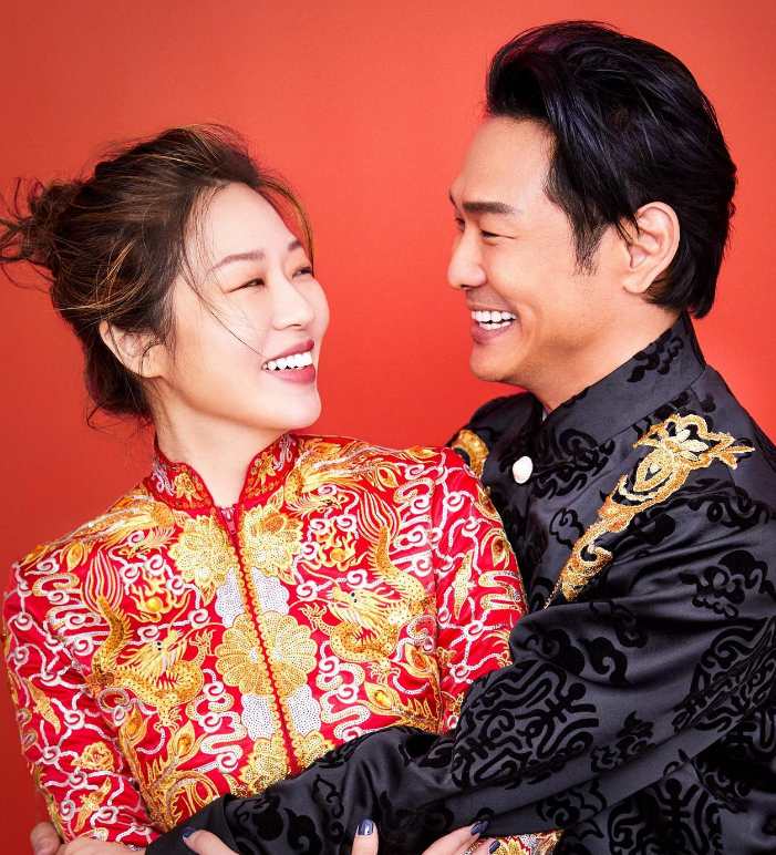 杜伟德拍婚纱照庆祝结婚10周年,与妻子大摆恩爱姿势太甜蜜