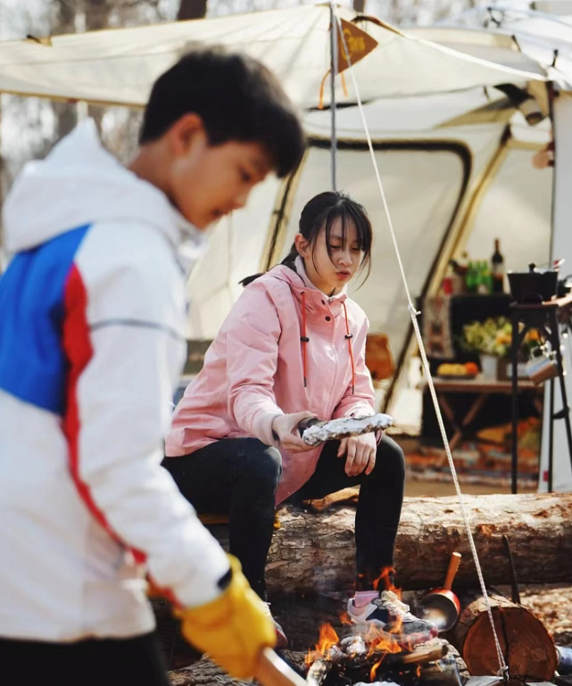 田亮夫妇带儿女露营，森碟和弟弟劈柴生火，干起活来一点不矫情​