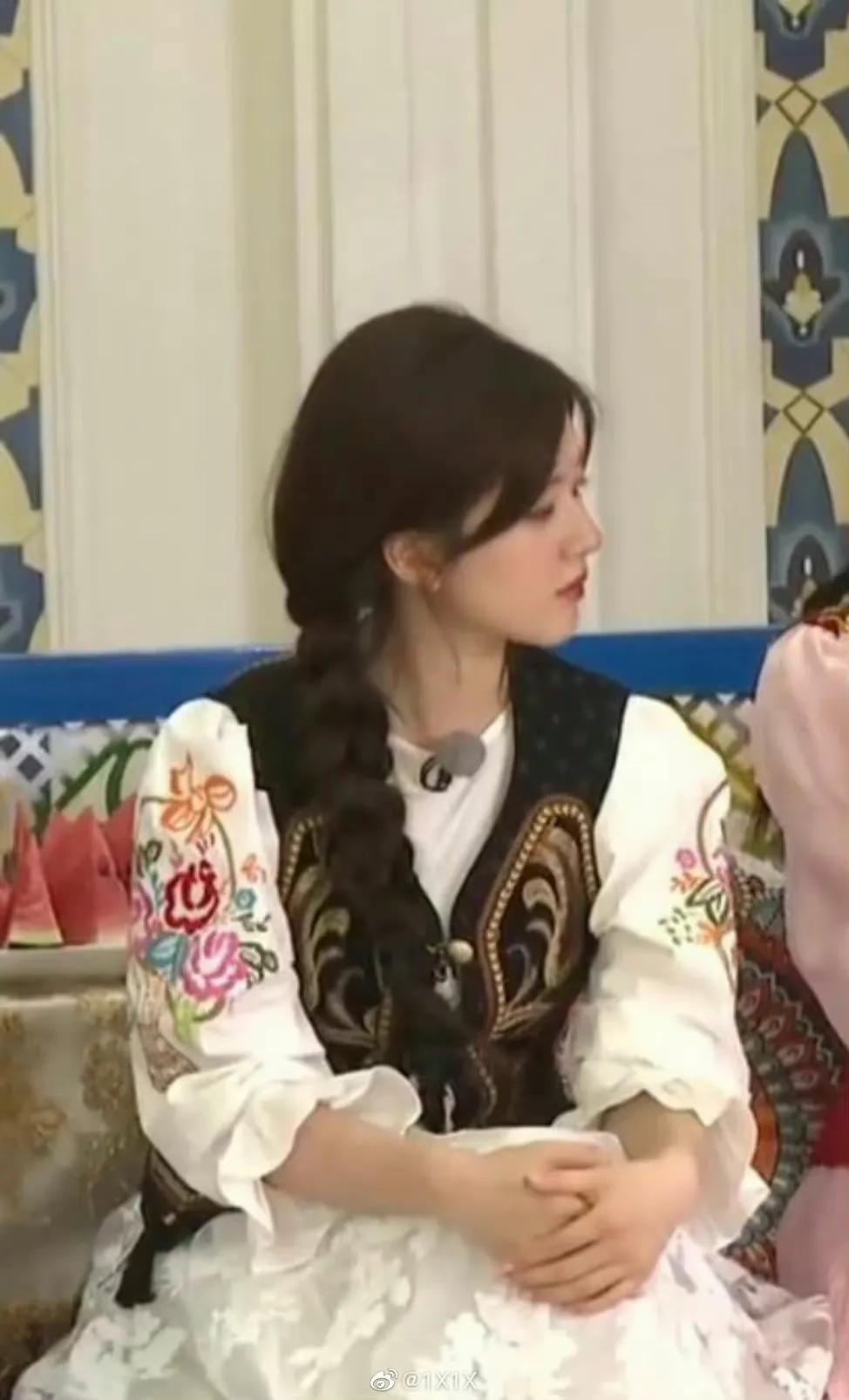 综艺《奔跑吧》直播截图中的赵露思小姐姐以及新疆收官路透哦