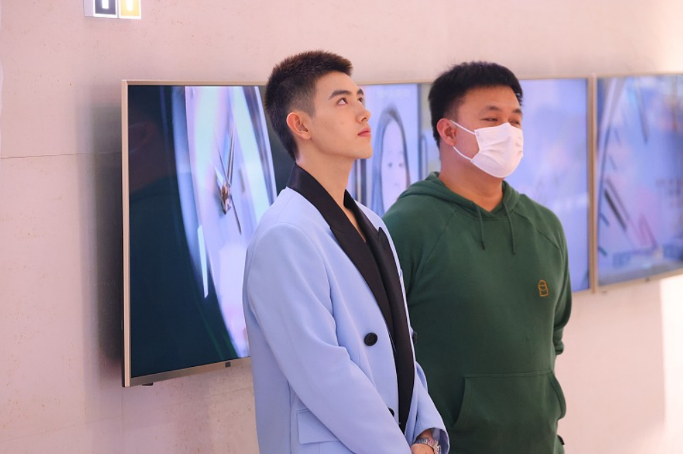 陈凯歌儿子陈飞宇剪寸头真帅，穿蓝色西装像硬汉，一点不“娘”