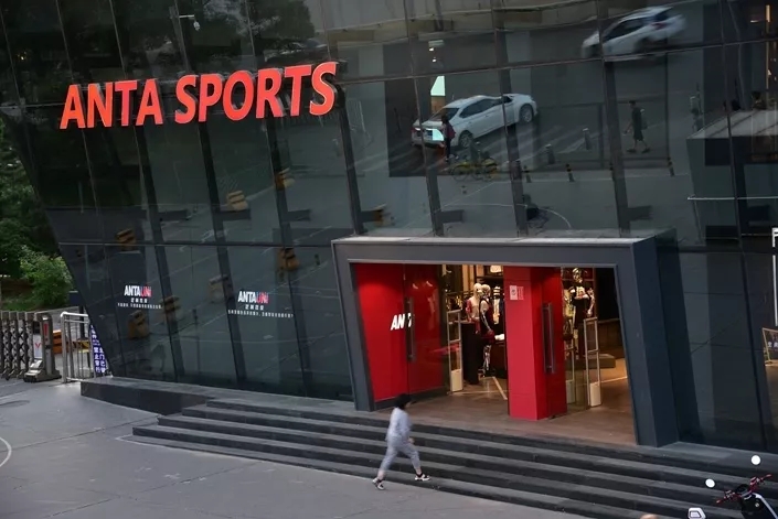 cba运动鞋哪里生产的（“拳打阿迪，脚踢耐克”！这个中国鞋王，豪捐了100亿）