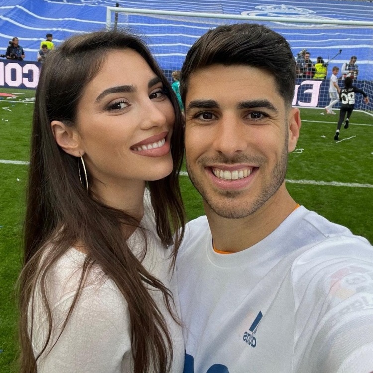 扎西甲老婆(巴尔韦德媳妇抢镜,皇马太太团与奖杯合影,巴斯克斯夫妻相)