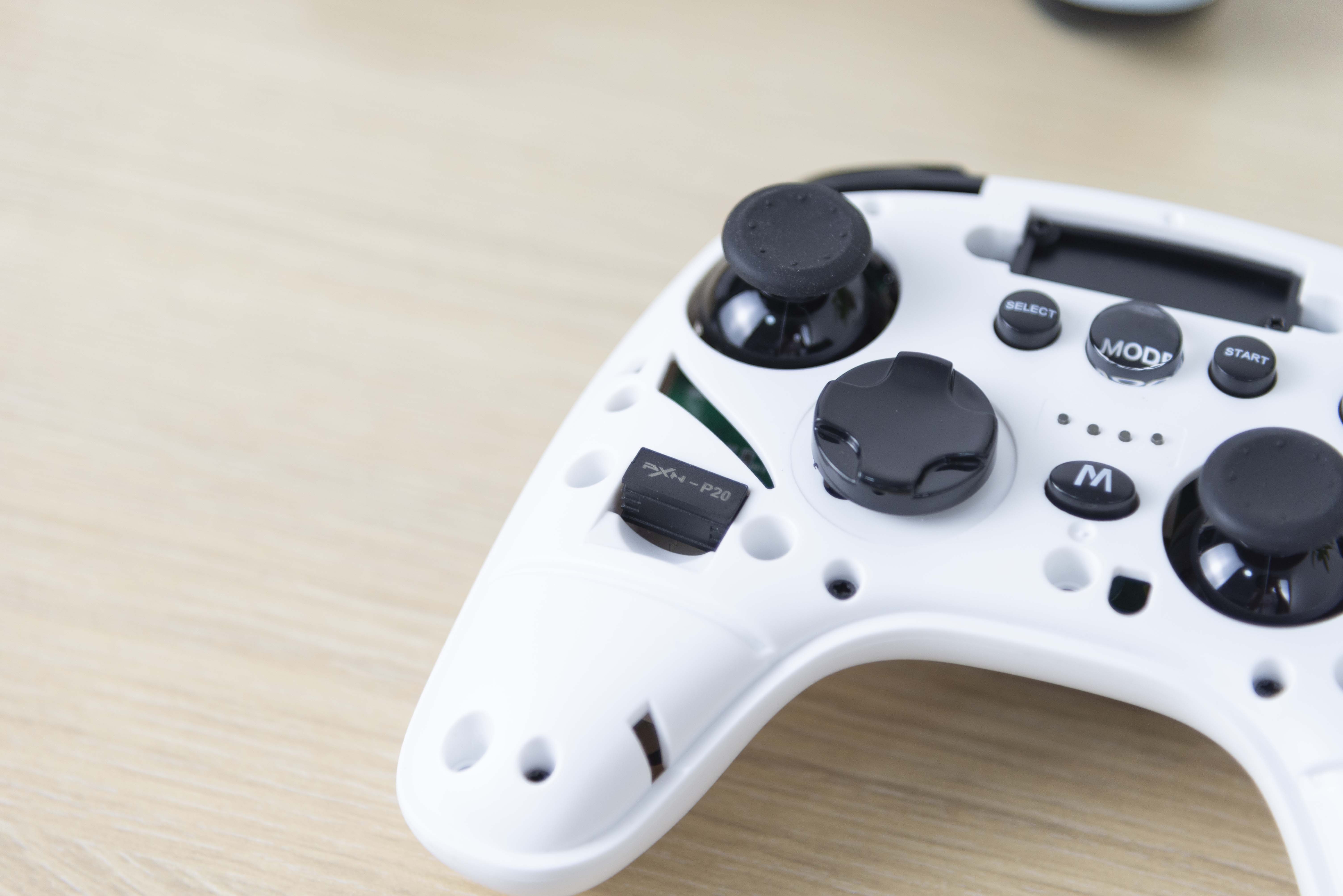 精致可爱的游戏手柄：自由更换面盖，支持自定义宏