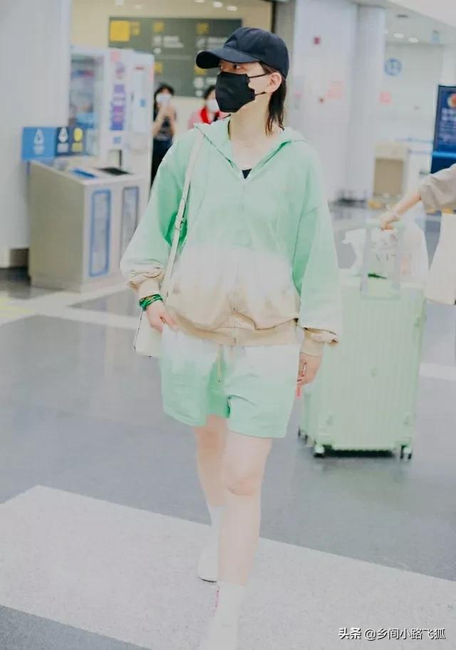 李斯丹妮一身奶绿色运动套装现身机场 清新飒爽星范足