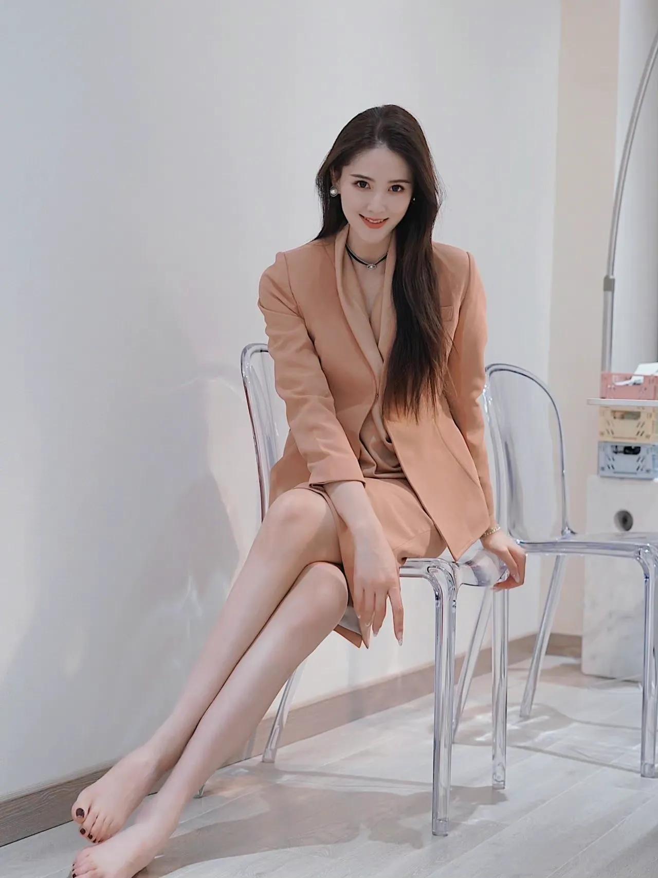 中国电影报道主持人李丹儿，生活与工作美照，颜值不输明星