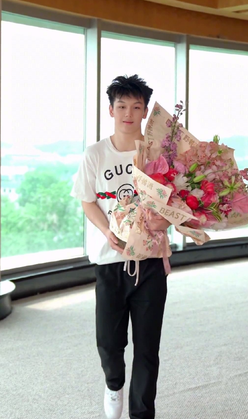 而从王艳晒出的儿子正脸照来看,球球长相随妈妈很帅气,身高也很优越